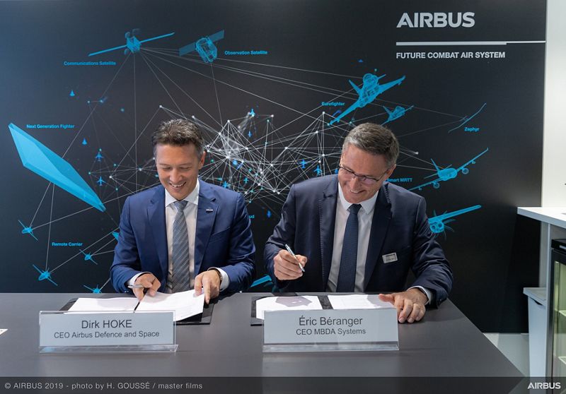 Signature by D. Hoke and MBDA CEO Eric Béranger