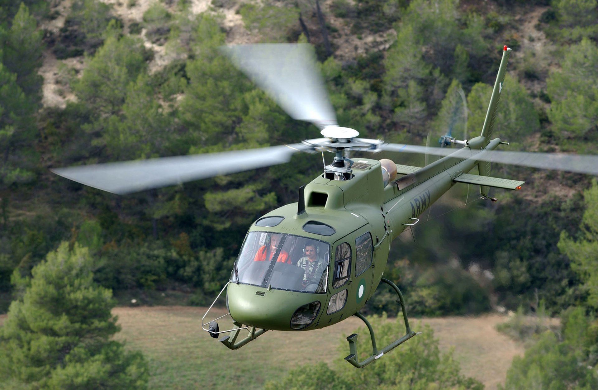 Airbus’ two-tonne H125M (formerly the AS550 C3e Fennec) responds to military requirements for a cost-effective armed platform with a very small footprint and excellent manoeuvrability.