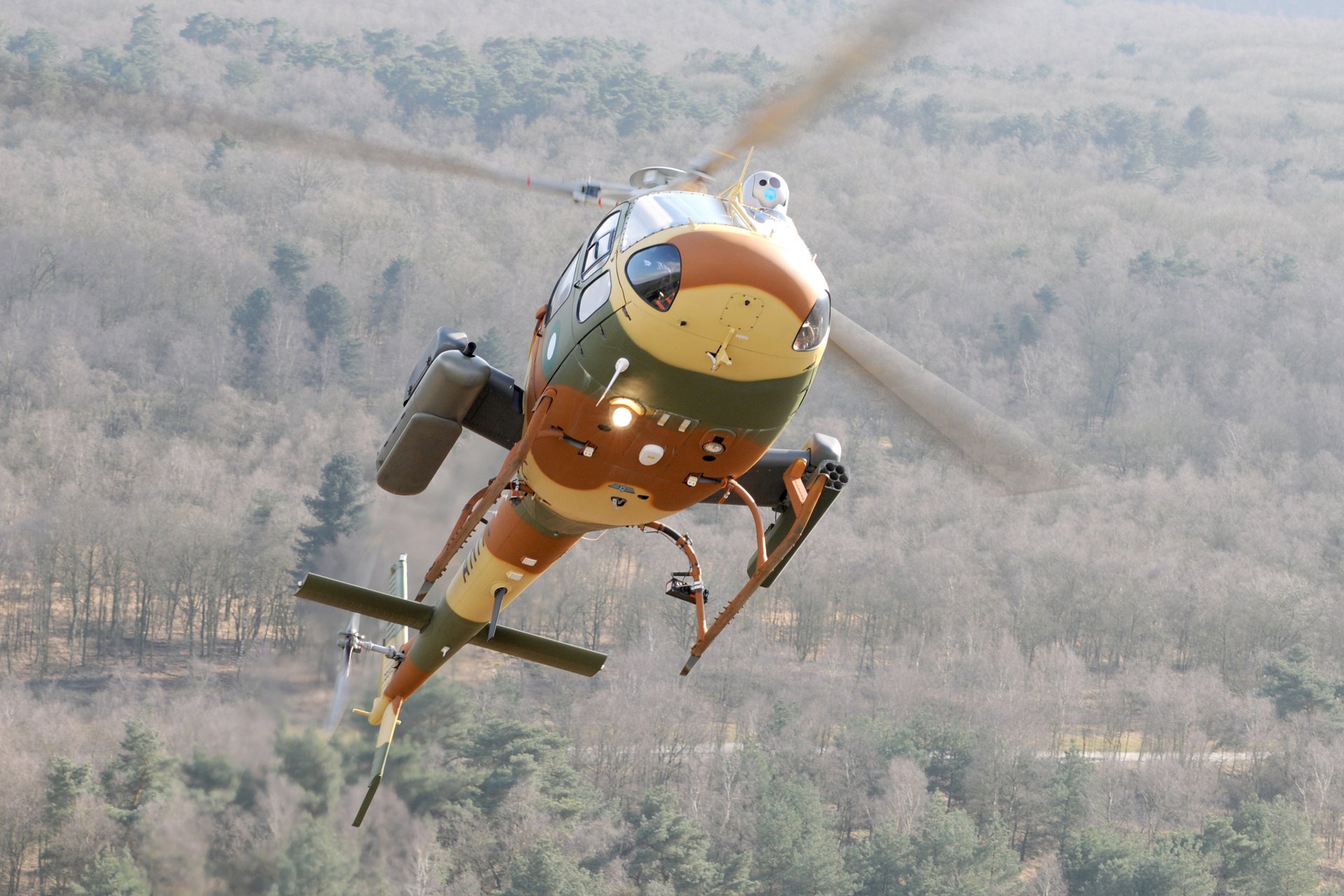 一架空客H125M军用直升机的底图，乐动体育app靠谱吗伪装色。