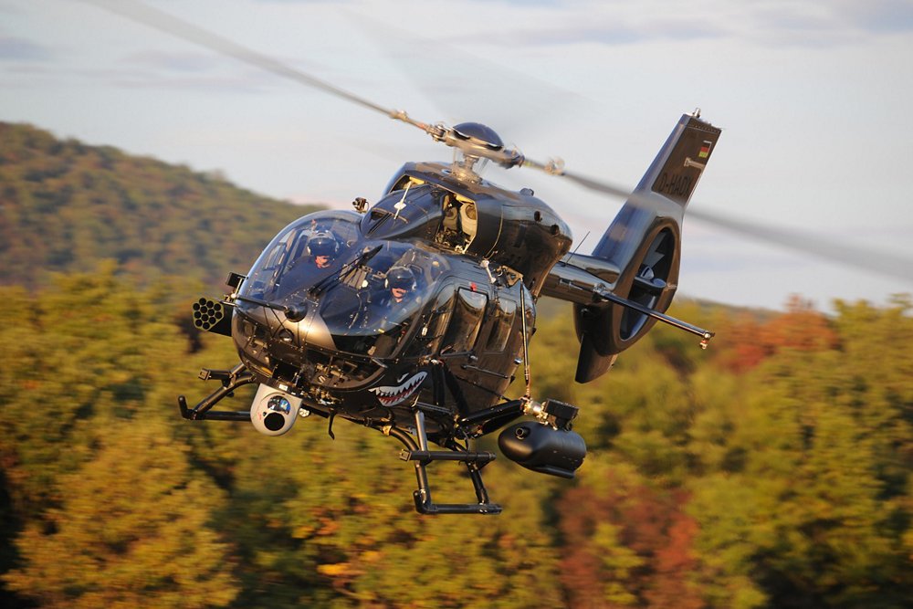 飞行中的空中客车H145M军用直升机的正面图与前瞻性红外线乐动体育app靠谱吗（FLIR）相机配备。