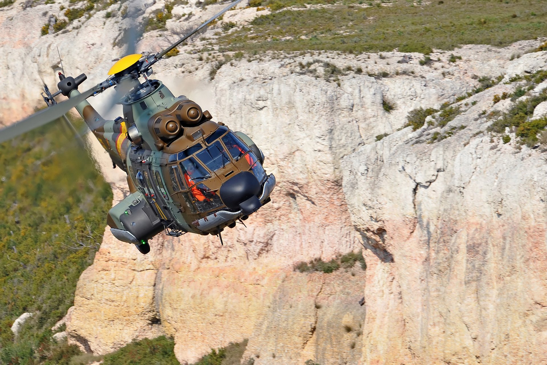 The H215M is selected by customers around the world for its cost efficiency, long range capabilities and outstanding performance in high and hot environments.