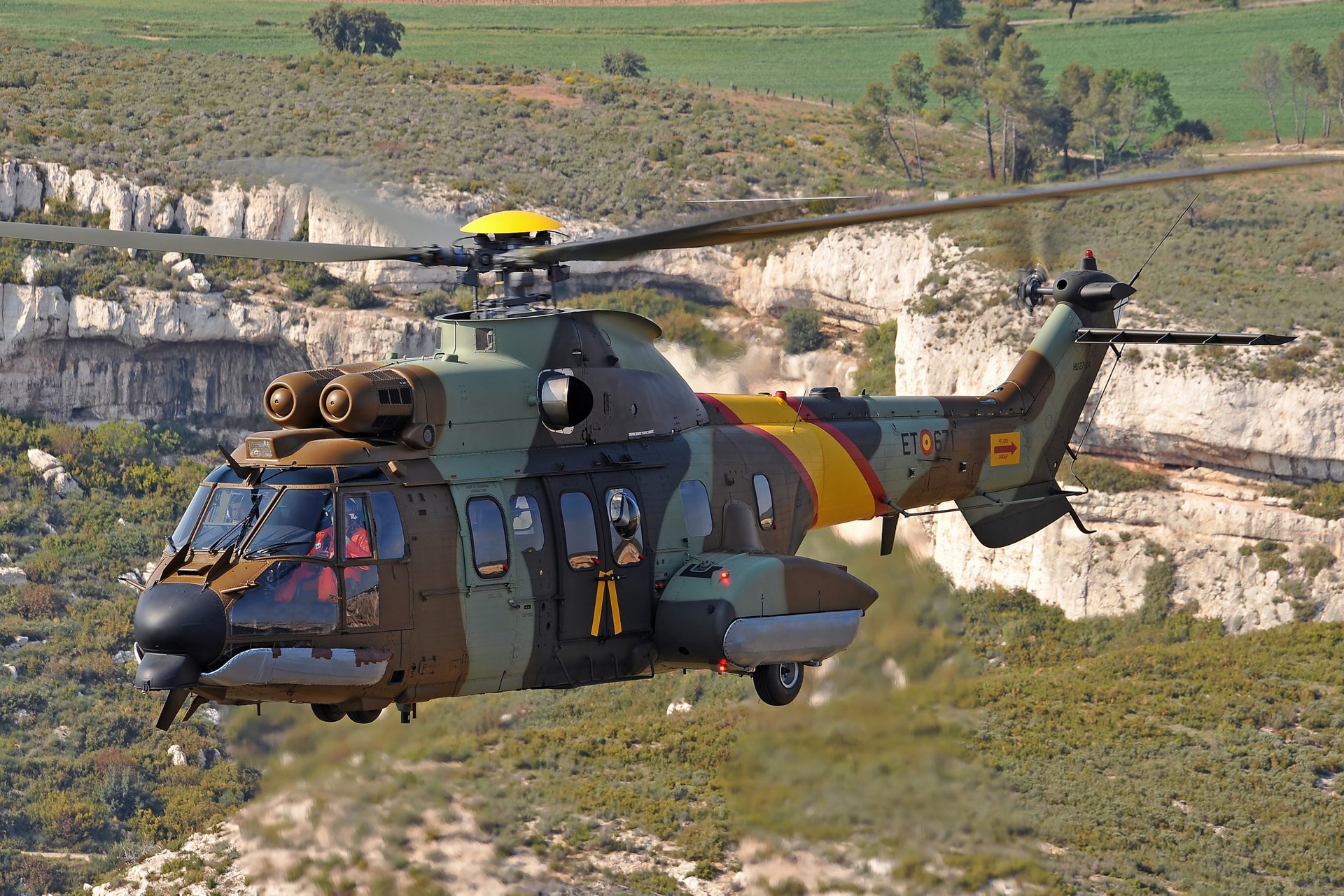The H215M is selected by customers around the world for its cost efficiency, long range capabilities and outstanding performance in high and hot environments.