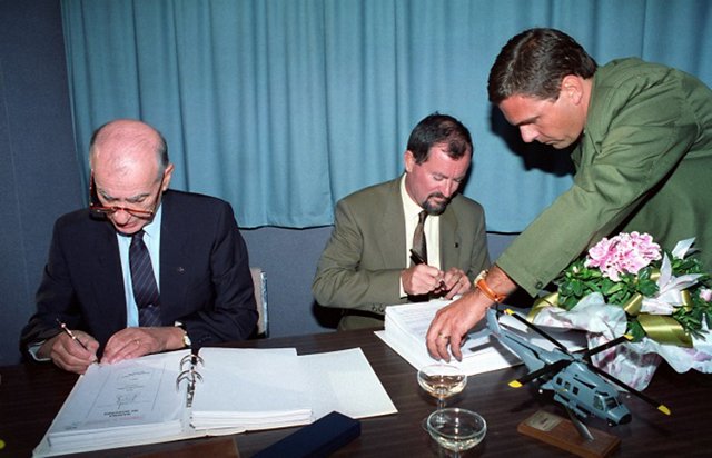 1992年9月1日：NH90发展合同在Nahema（北约直升机管理局）和法国公司NH Industrie之间签署，这是NH90计划的焦点