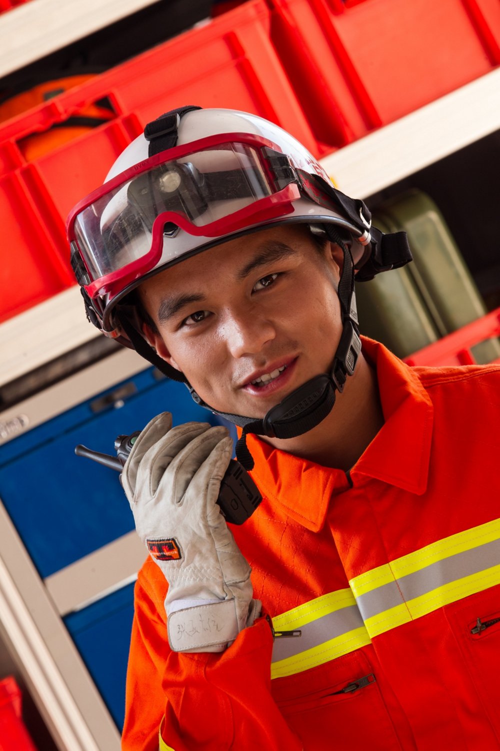 A photo of a Chinese firefighter with protective equipment. 