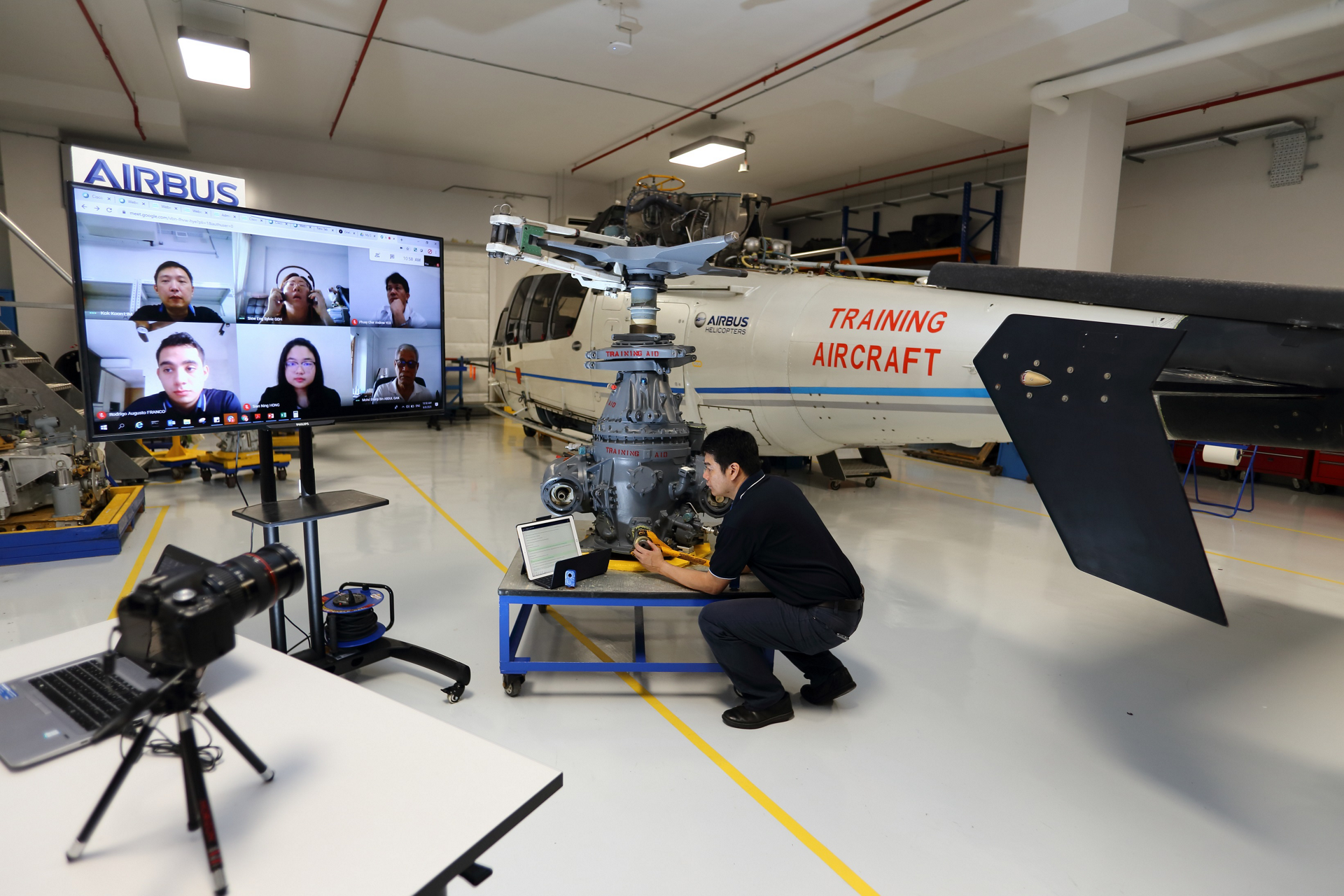 Airbus Helicopters' distance learning comes two formats: virtual classroom sessions, which are led by an instructor, and e-learning modules for independent study. 