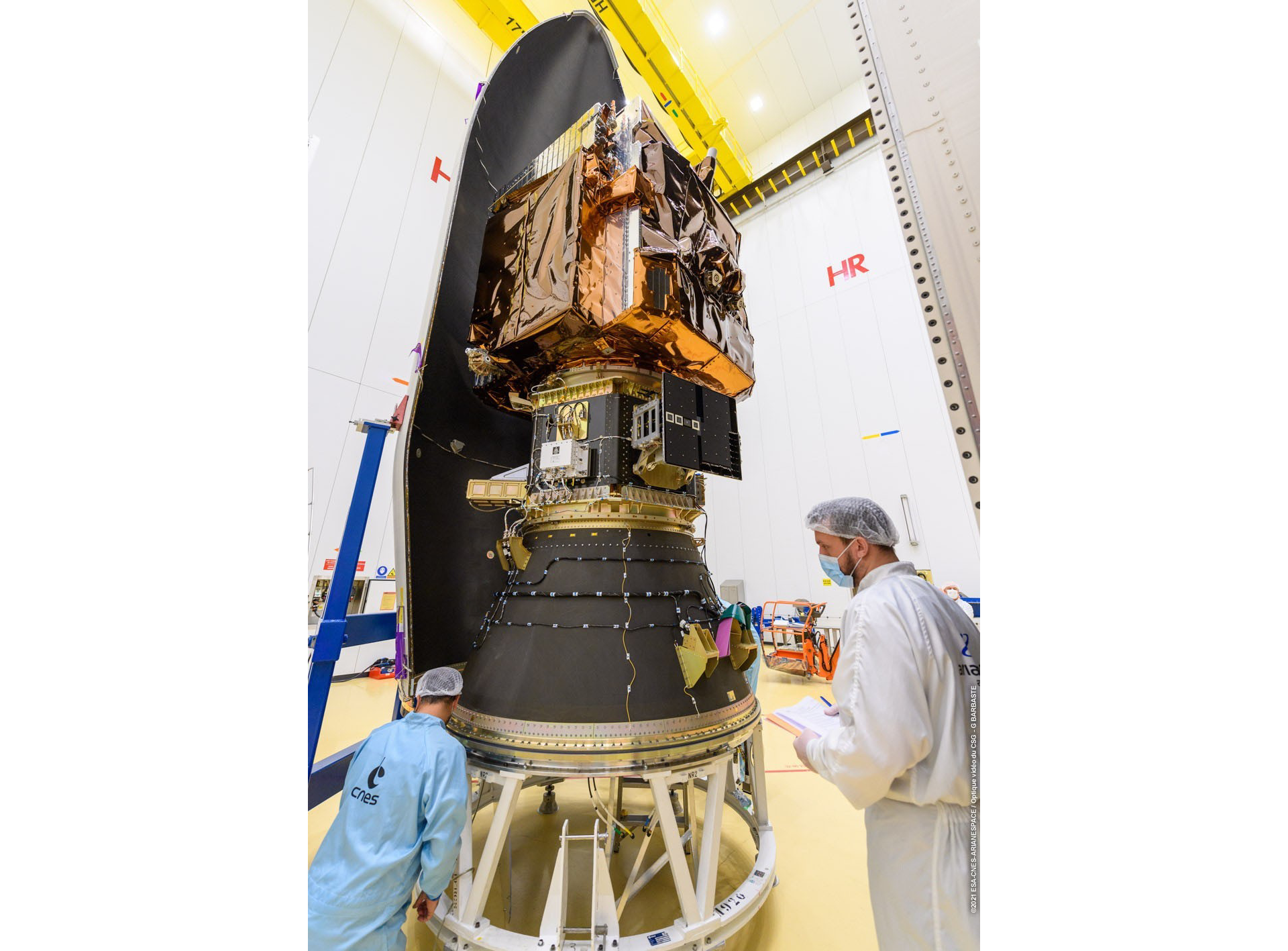Encapsulation of Pléiades Neo 3 in VEGA’s fairing © 2021 ESA-CNES-Arianespace/ Optique video du CSG – G. Barbaste