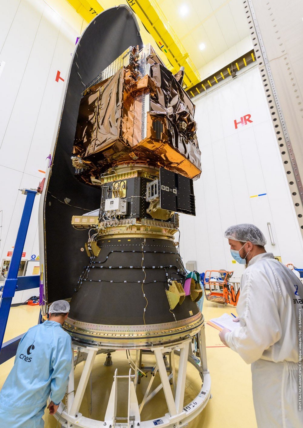 Encapsulation of Pléiades Neo 3 in VEGA’s fairing © 2021 ESA-CNES-Arianespace/ Optique video du CSG – G. Barbaste