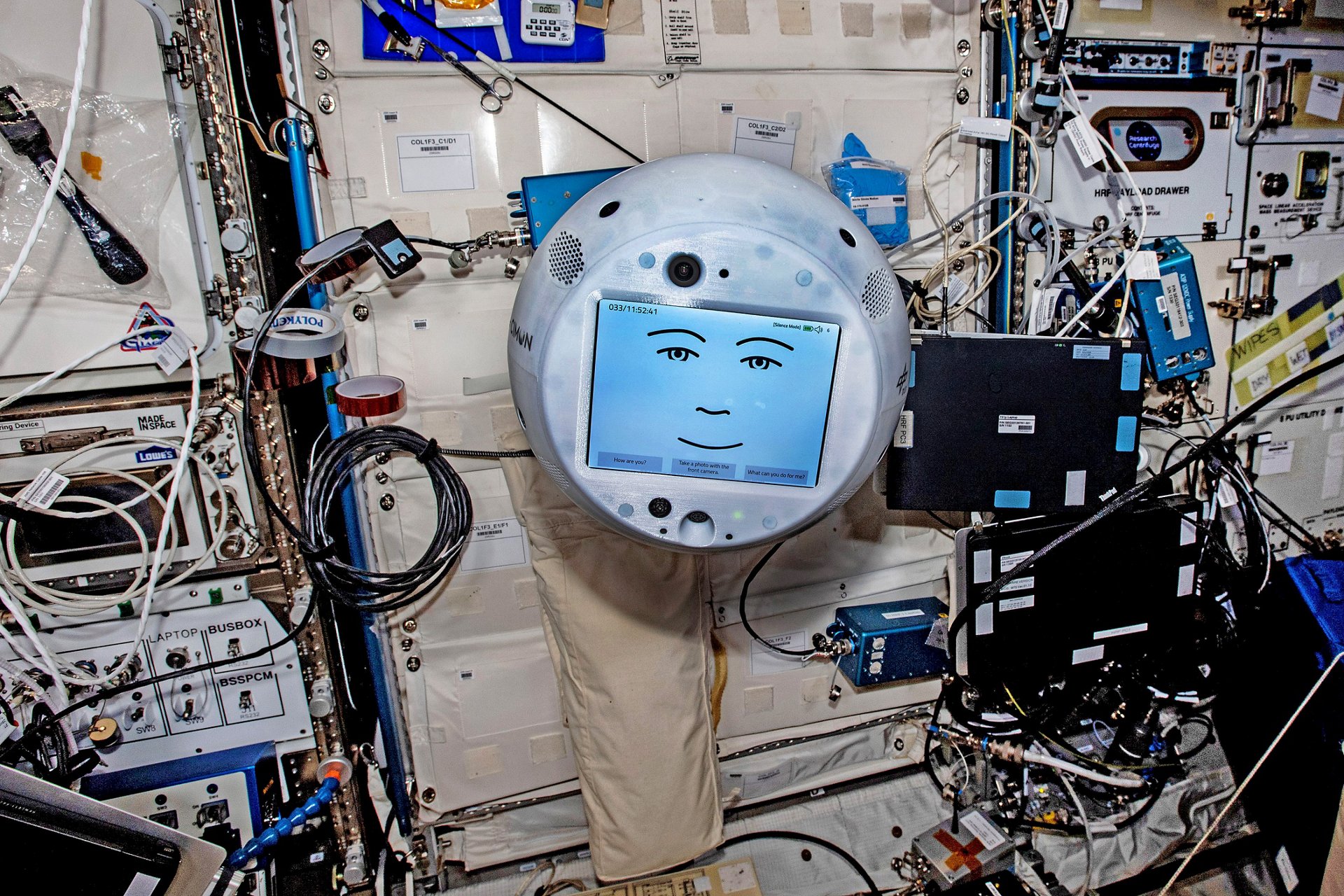 New tasks for the artificial astronaut assistant CIMON-2: The AI-controlled, flying sphere will take on scientific experiments on board the International Space Station ISS with ESA astronaut Matthias Maurer and provide educational services from orbit. CIMON-2 is already on board the ISS and Matthias Maurer is scheduled to launch with ‘Crew-3’ on his ‘Cosmic Kiss’ mission this autumn. The space agency DLR and Airbus have signed a mission contract to provide ‘in-orbit’ missions with four human partners.