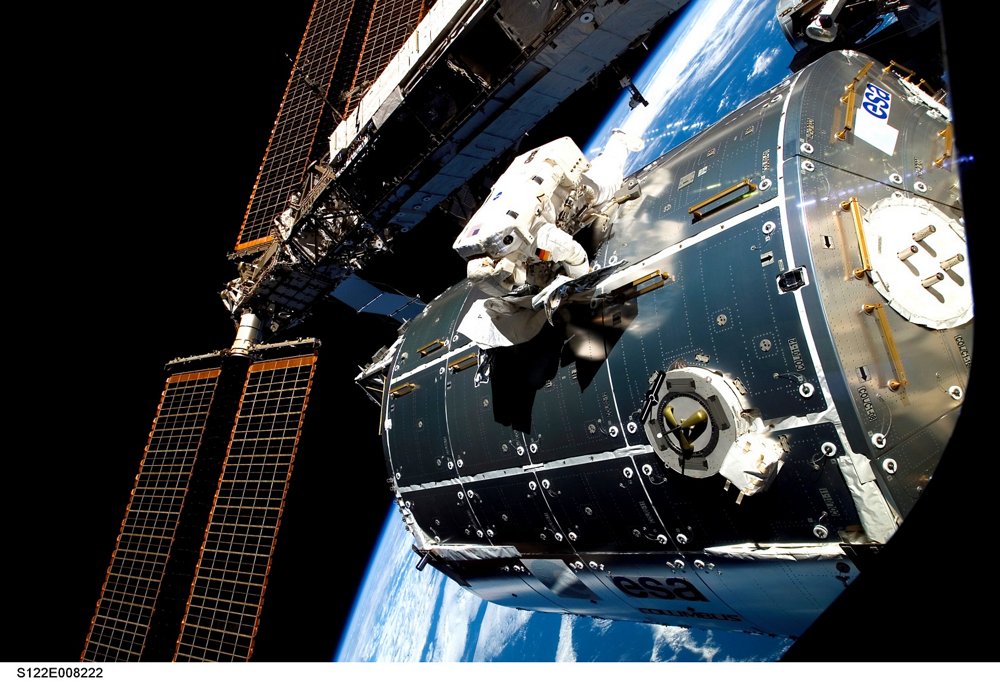 欧洲航天局宇航员汉斯·施莱格尔正在研究哥伦布的外观。