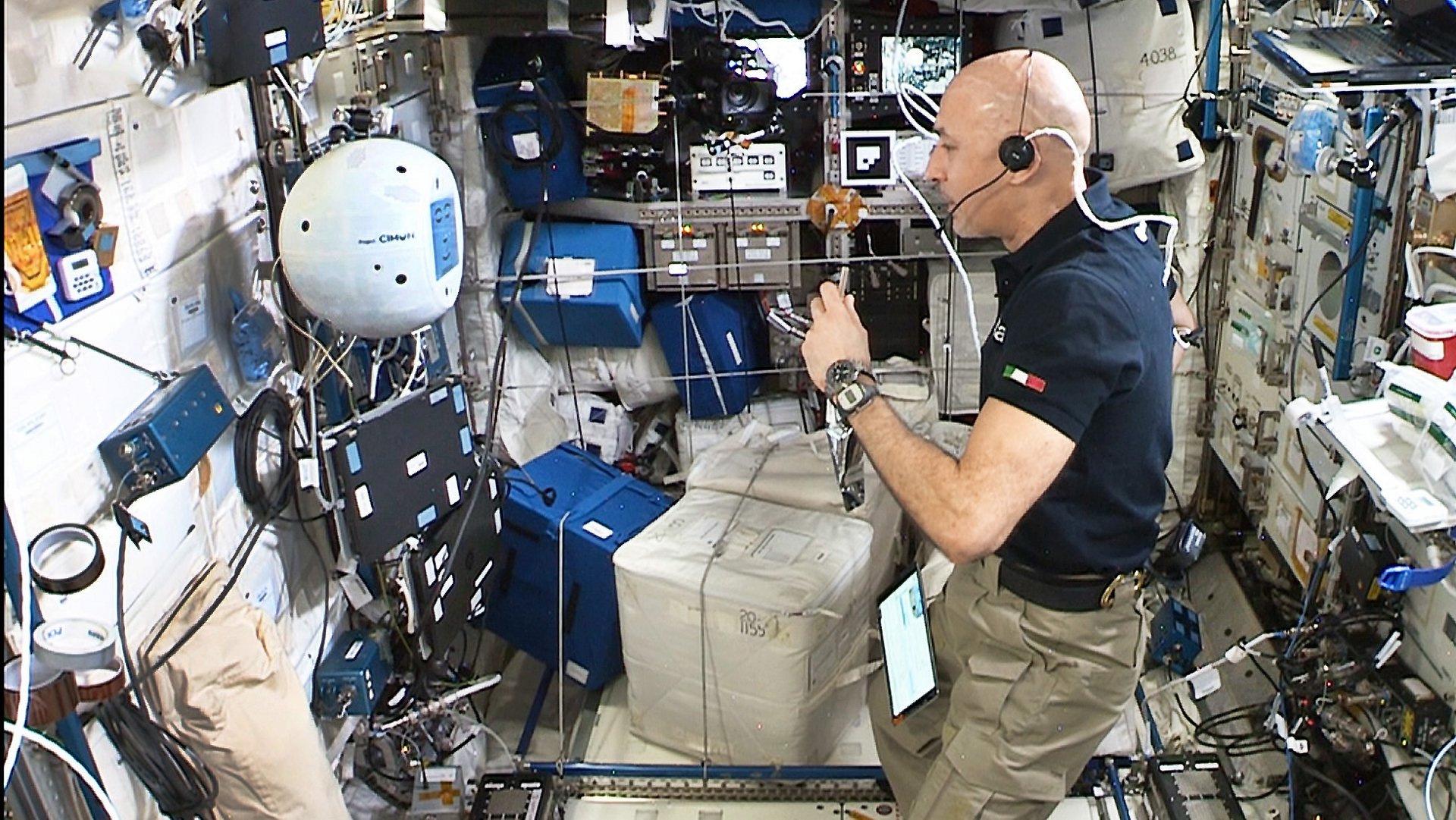 While starting up its new hardware and software, ESA´s Astronaut Luca Parmitano asked CIMON-2 to fly to the Biological Experiment Laboratory (Biolab) inside the Columbus module. 