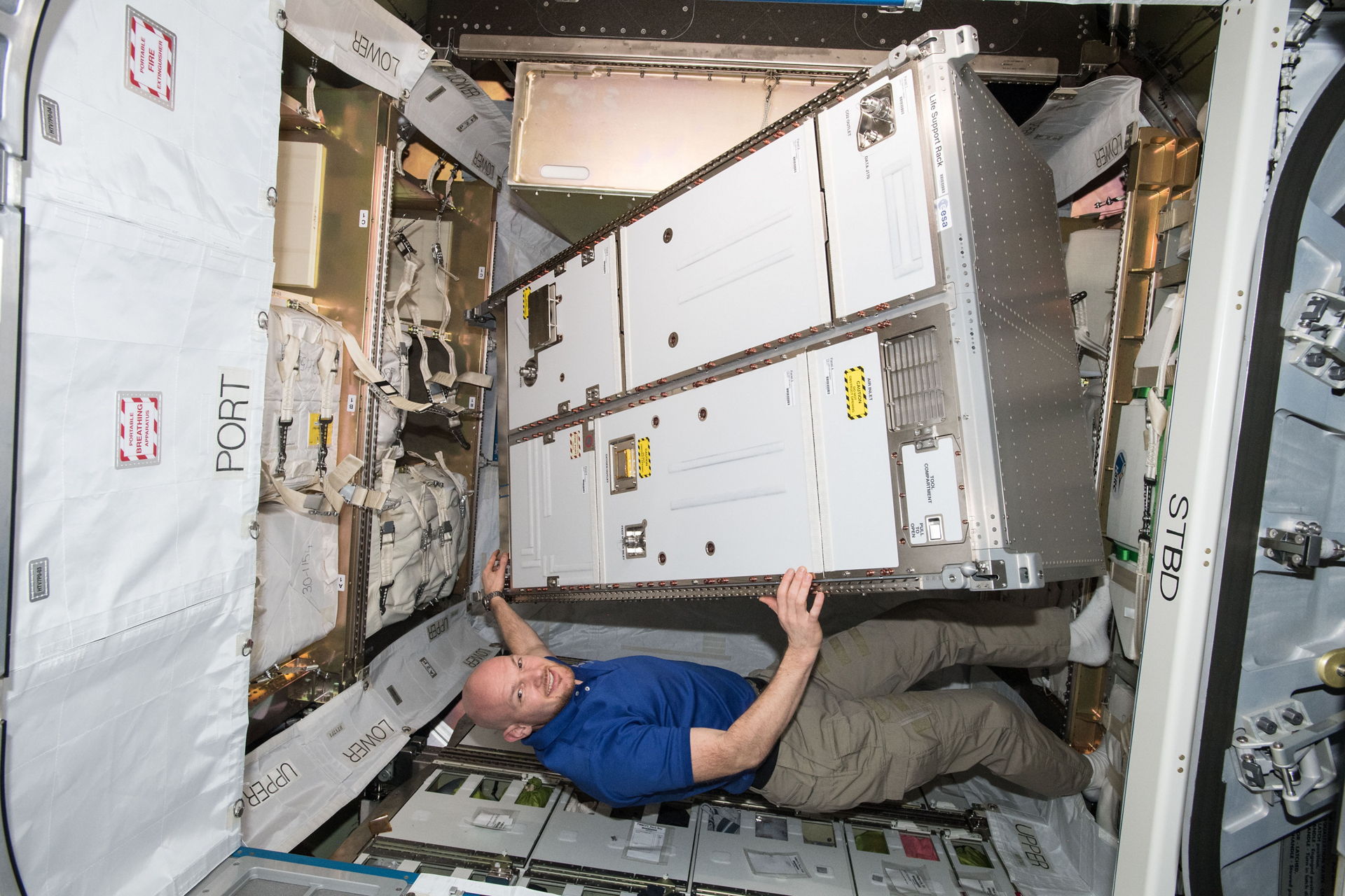 Astronaut Alexander Gerst with the ACLS rack 
