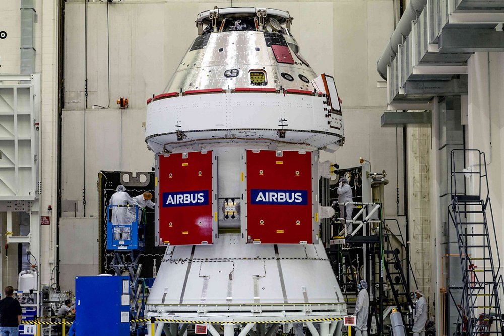 美国宇航局的猎户座航天器与首个空中客车制造的欧洲服务舱(ESM-1)集成在乐动体育app靠谱吗NASA。©NASA-Radislav-Sinyak