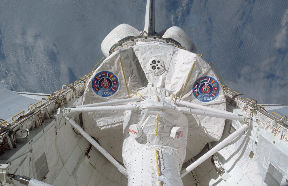 哥伦比亚号航天飞机在STS-50期间，搭载了太空实验室模块LM1和货舱隧道