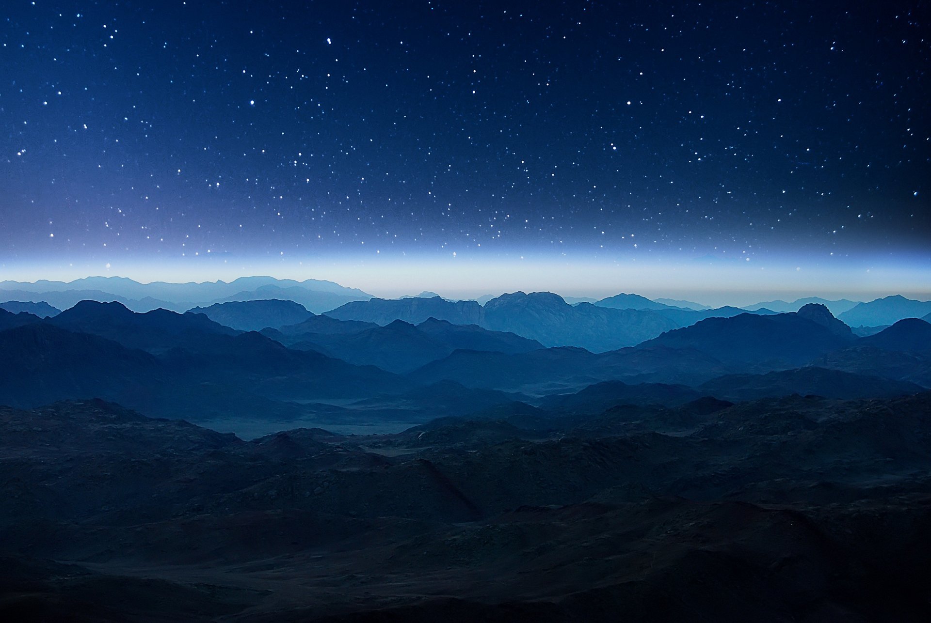 埃及日出前的夜山。从摩西山上俯瞰西奈半岛