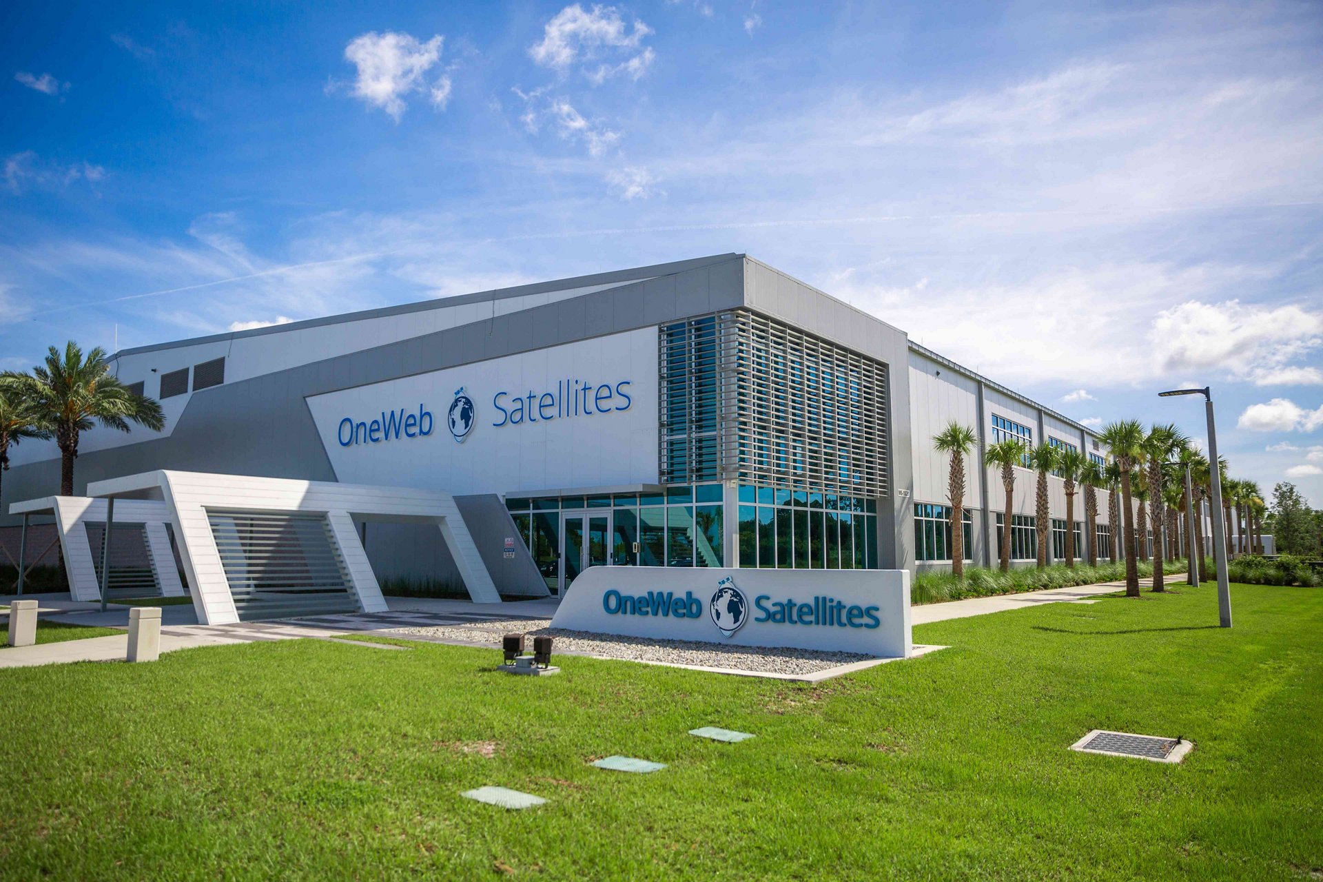 Oneweb Satellites And Partners Oneweb And Airbus Transform Space Industry With World S First High Volume Satellite Production Facility In Florida Space Airbus