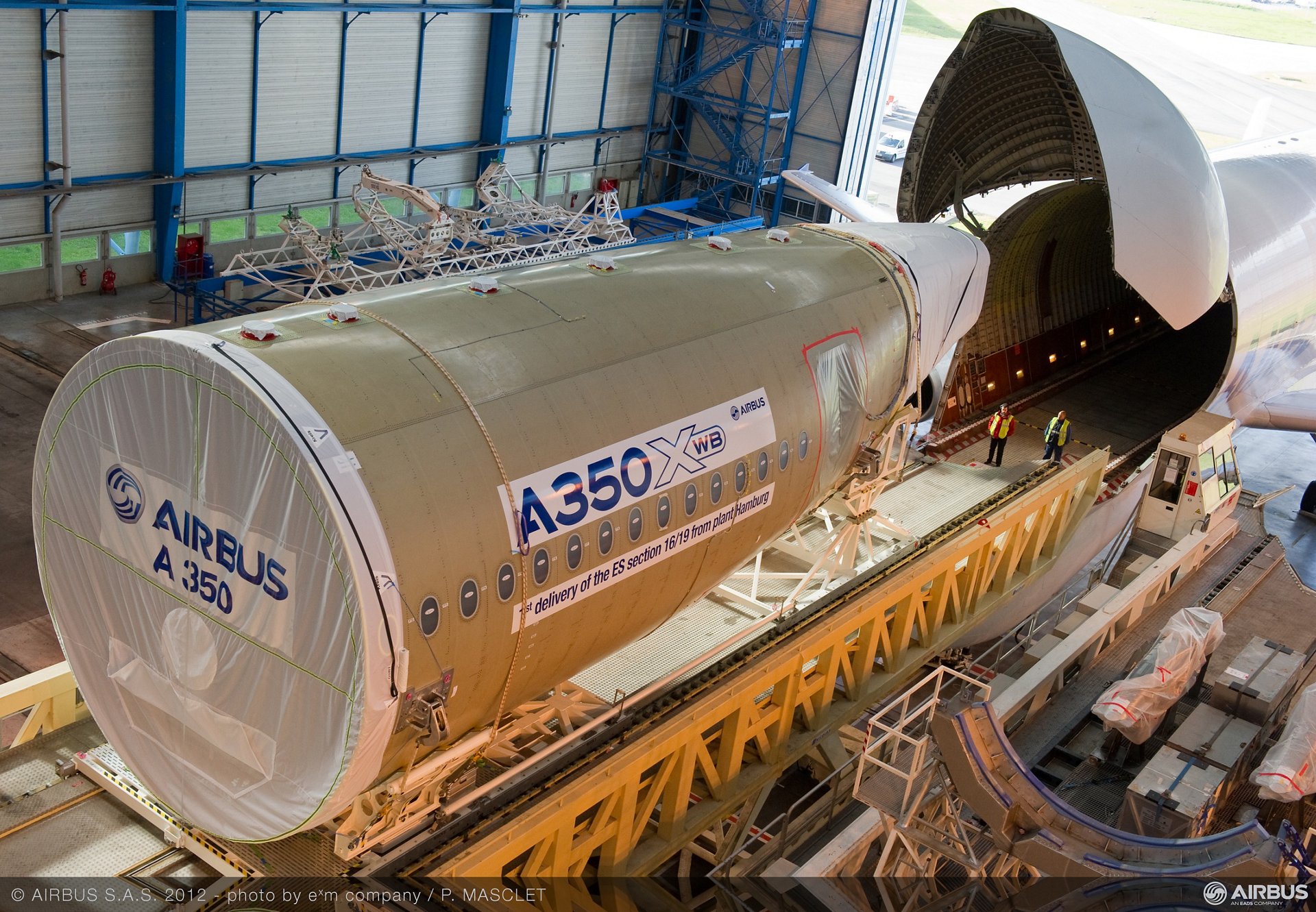 Airbus delivered the A350 XWB static test airframe’s aft fuselage to the final assembly line in Toulouse, France, for assembly with the front and centre fuselage sections