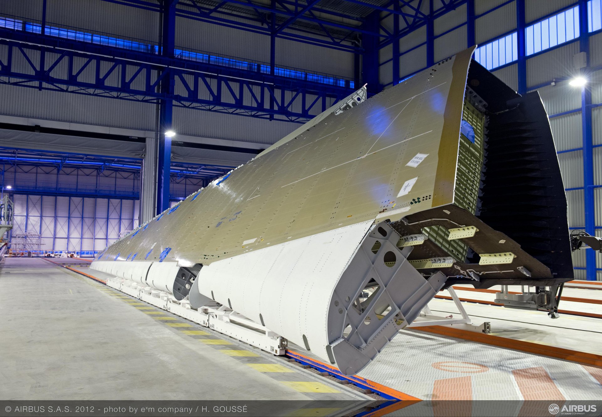Composite aircraft. Композитные материалы Airbus a350. Airbus a350 фюзеляж. Композитное крыло для МС-21. А350 композитный фюзеляж.