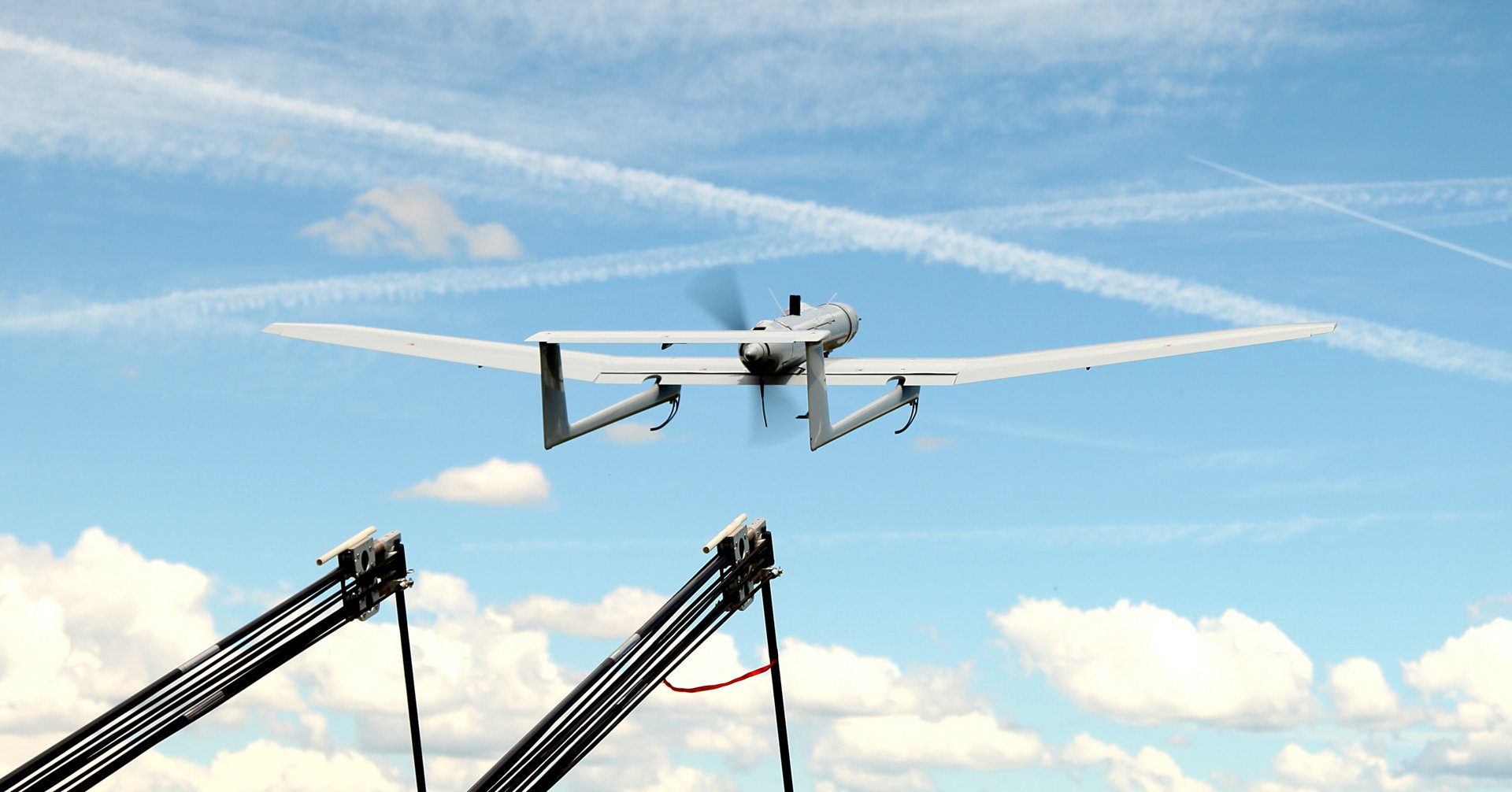 Launched by catapult, the Aliaca maritime UAS concludes its flight by landing automatically using a dedicated net landing solution. With a length of 2,2m and a wingspan of 3,6m for a maximum take-off weight of 16 kg, the Aliaca maritime UAS benefits from a powerful yet silent electric motor. The system can be deployed easily and rapidly in less than 15 minutes by 2 operators only. 